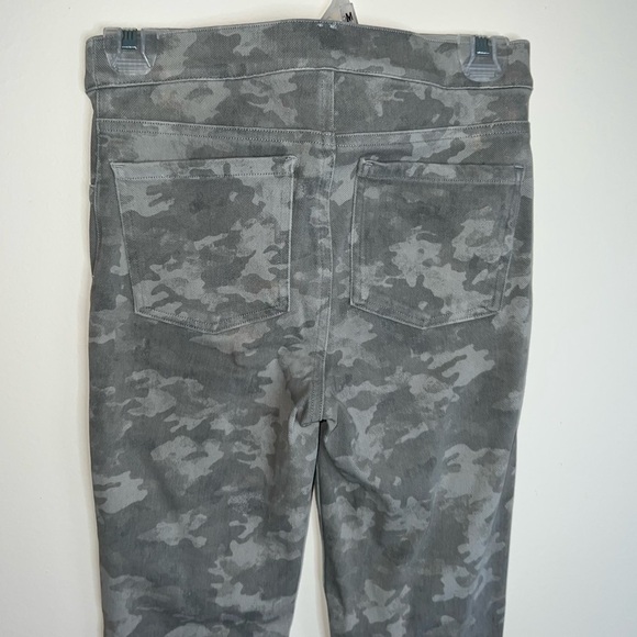 SPANX Women’s Jeanish Camo Leggings Size Small (2-4) Stone Wash Camo - Picture 11 of 11